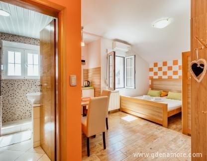 Appartamenti Cosovic, , alloggi privati a Kotor, Montenegro - S1 (4)